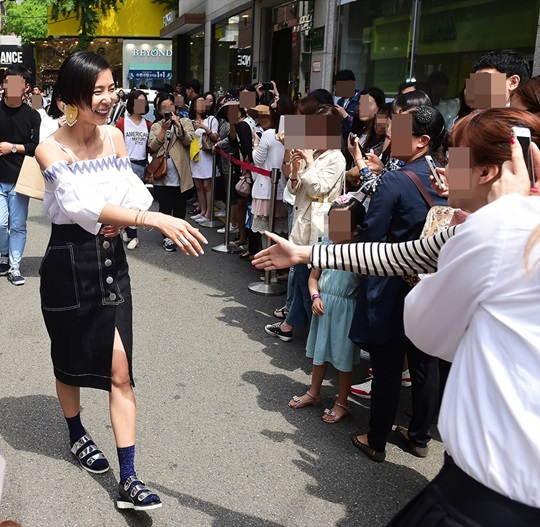 김나영 소소한 결혼식 후 하늘을 찌르는 인기 포토엔 손에 잡히는 뉴스 눈에 보이는 뉴스 뉴스엔