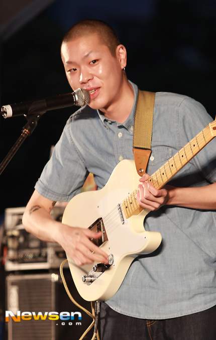 [포토엔]혁오밴드 오혁 ‘쑥스러운 미소도 귀여워~’ - 뉴스엔