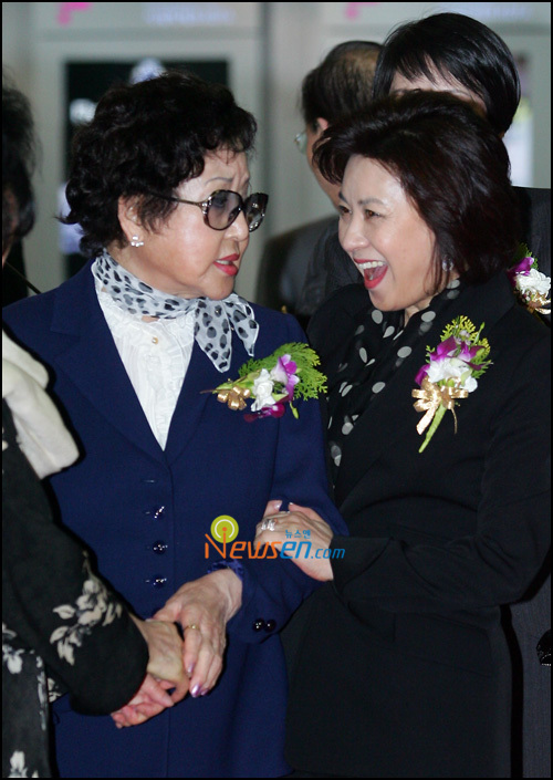 [포토엔]문희, 어머! 은희언니 반가워~ - 손에 잡히는 뉴스 눈에 보이는 뉴스 - 뉴스엔