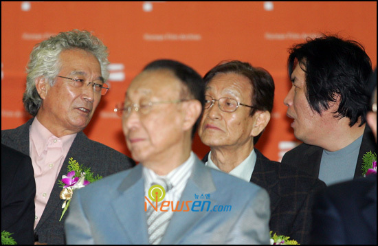 [포토엔]할 말 많은 신성일과 이창동 감독 - 손에 잡히는 뉴스 눈에 보이는 뉴스 - 뉴스엔