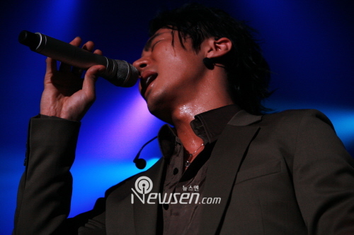 [포토엔]전진 일 단독콘서트 열창의 순간 - 손에 잡히는 뉴스 눈에 보이는 뉴스 - 뉴스엔