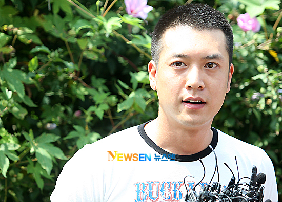 [포토엔]군입대 조현재, 2년 후에 좋은 모습으로~ - 손에 잡히는 뉴스 눈에 보이는 뉴스 - 뉴스엔