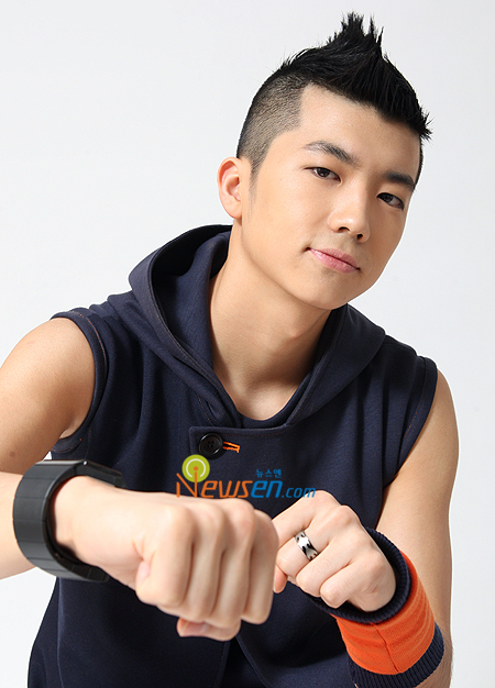 2PM 장우영 “바빠도 은사님께 감사의 꽃바구니 전해야죠” - 손에 잡히는 뉴스 눈에 보이는 뉴스 - 뉴스엔