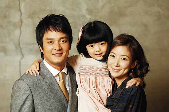 조민기 사진작가답네! 극중 가족사진 직접 ‘찰칵’ - 손에 잡히는 뉴스 눈에 보이는 뉴스 - 뉴스엔