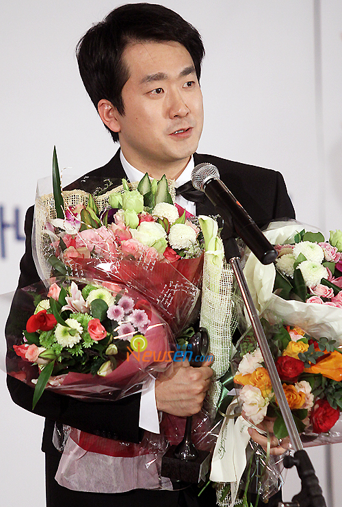 [포토엔]TV진행상 케이블부문 수상한 CBS 박재홍 아나운서 - 손에 잡히는 뉴스 눈에 보이는 뉴스 - 뉴스엔