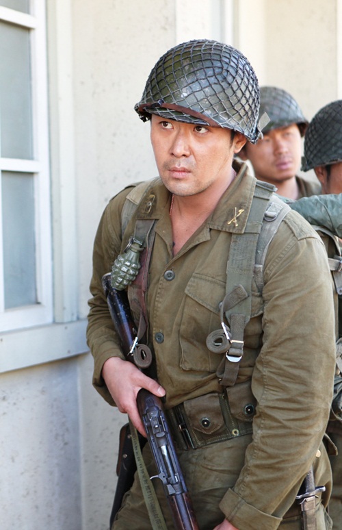 ‘로드넘버원’ 소위役, 알고보니 하정우 동생 차현우 “배우 三父子 탄생” - 손에 잡히는 뉴스 눈에 보이는 뉴스 - 뉴스엔