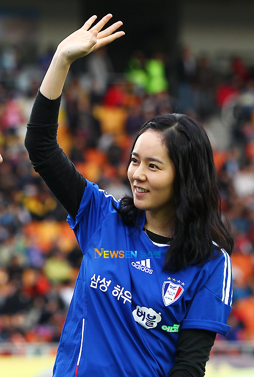 [포토엔]한가인 ‘품절된 바비인형의 사랑스런 손인사!’ - 손에 잡히는 뉴스 눈에 보이는 뉴스 - 뉴스엔