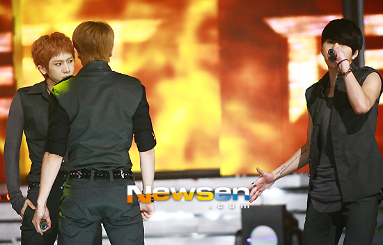 [포토엔]비스트 장현승 ‘용준형 가창력 대단하네~’ - 손에 잡히는 뉴스 눈에 보이는 뉴스 - 뉴스엔