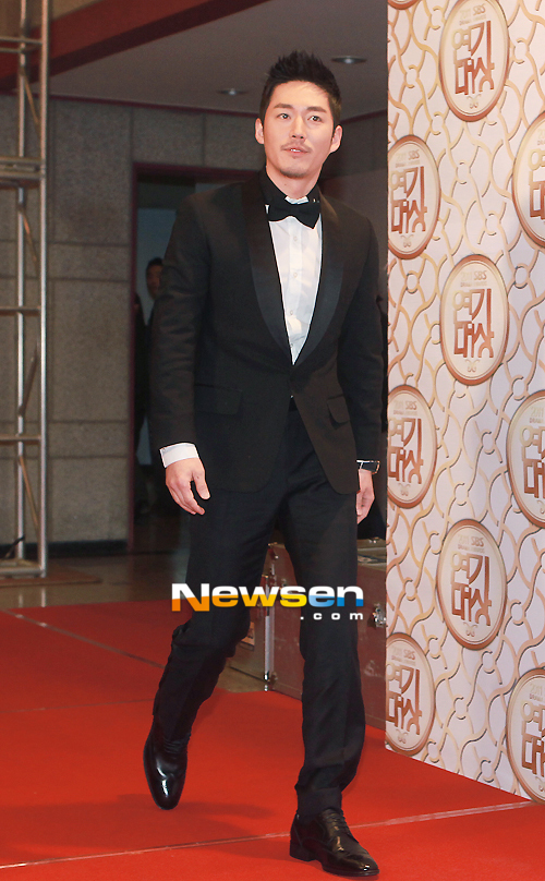 [포토엔]장혁 ‘겸사복의 위풍당당 발걸음’(SBS 연기대상) - 손에 잡히는 뉴스 눈에 보이는 뉴스 - 뉴스엔
