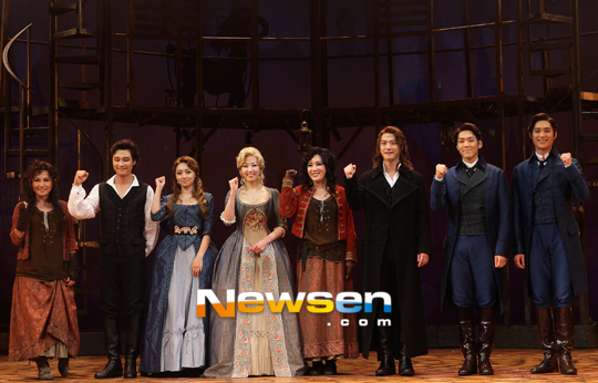 [포토엔]뮤지컬 두 도시 이야기 ‘브로드웨이 무대 의상 그대로’ - 손에 잡히는 뉴스 눈에 보이는 뉴스 - 뉴스엔