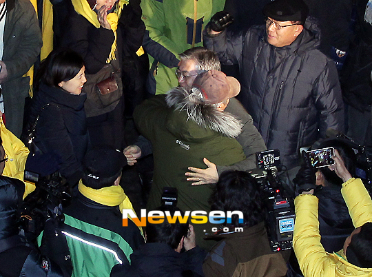 [포토엔]문재인 ‘홍대에서도 포옹열전’ - 손에 잡히는 뉴스 눈에 보이는 뉴스 - 뉴스엔