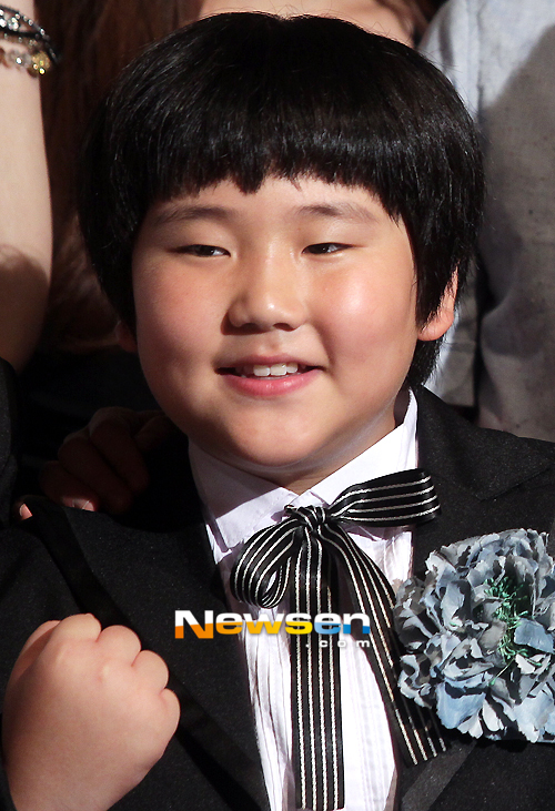[포토엔]양한열 ‘통통한 주먹이 너무 귀여워~’ - 손에 잡히는 뉴스 눈에 보이는 뉴스 - 뉴스엔