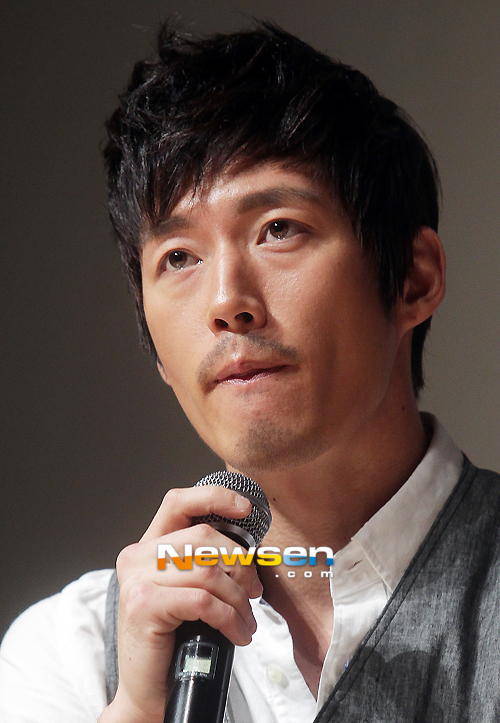 [포토엔]장혁 ‘진지한 작가의 눈빛’ - 손에 잡히는 뉴스 눈에 보이는 뉴스 - 뉴스엔