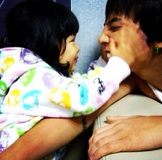 지드래곤, 션 딸 사진공개 “딸바보 되고파” - 손에 잡히는 뉴스 눈에 보이는 뉴스 - 뉴스엔