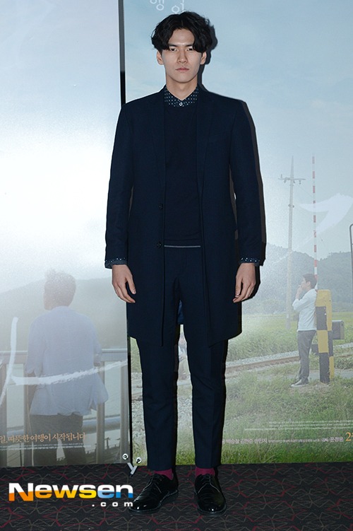 [포토엔]김현준 ‘훤칠한 기럭지’ - 손에 잡히는 뉴스 눈에 보이는 뉴스 - 뉴스엔