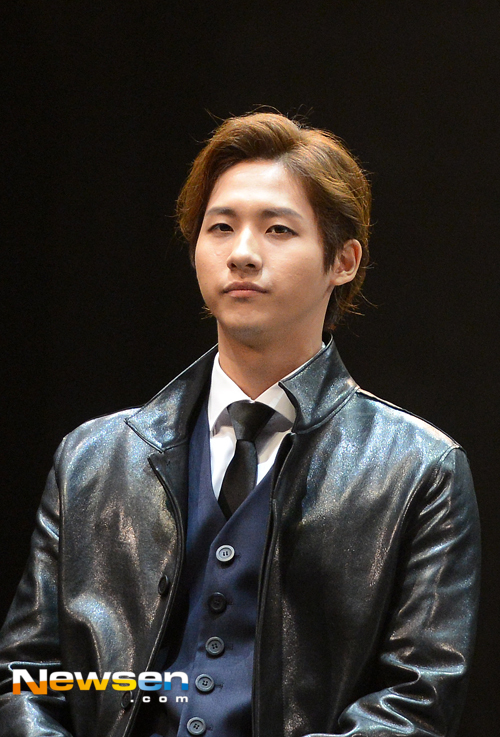 [포토엔]B1A4 신우 ‘긴장된 표정’(체스) - 손에 잡히는 뉴스 눈에 보이는 뉴스 - 뉴스엔