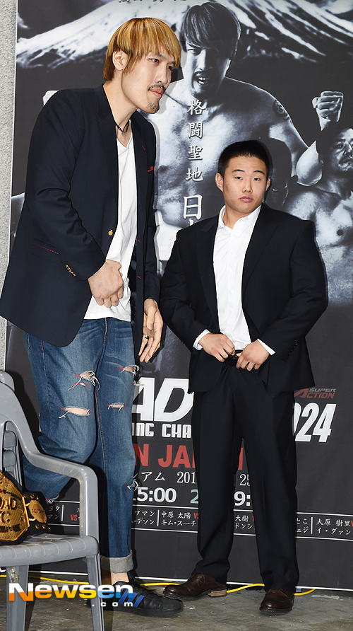 [포토엔]최홍만 ‘전어진 옆에서 비교 되는 엄청난 키’ - 손에 잡히는 뉴스 눈에 보이는 뉴스 - 뉴스엔