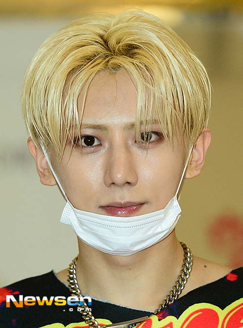 [포토엔]비스트 장현승 ‘무더위에도 마스크 쓰고’ - 손에 잡히는 뉴스 눈에 보이는 뉴스 - 뉴스엔