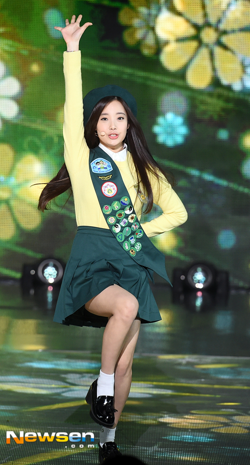 [포토엔]에이프릴 현주, 깡총깡총 풋풋한 무대 - 손에 잡히는 뉴스 눈에 보이는 뉴스 - 뉴스엔