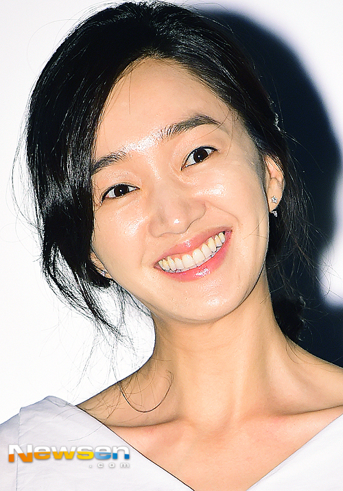 [포토엔]수애 ‘극장에 활짝 핀 꽃미소, 이래서 수애 수애 하는구나’(국가대표2) - 손에 잡히는 뉴스 눈에 보이는 뉴스 - 뉴스엔
