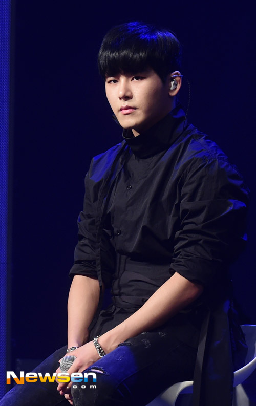 [포토엔]인피니트 호야 ‘눈빛만 봐도 분위기 깡패’ - 손에 잡히는 뉴스 눈에 보이는 뉴스 - 뉴스엔