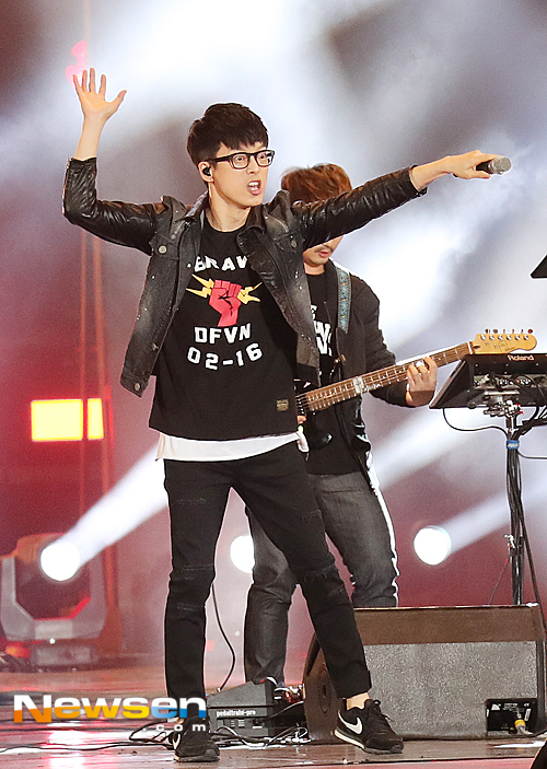 [포토엔]국카스텐 하현우 ‘두눈 부릅뜨고...’ - 손에 잡히는 뉴스 눈에 보이는 뉴스 - 뉴스엔