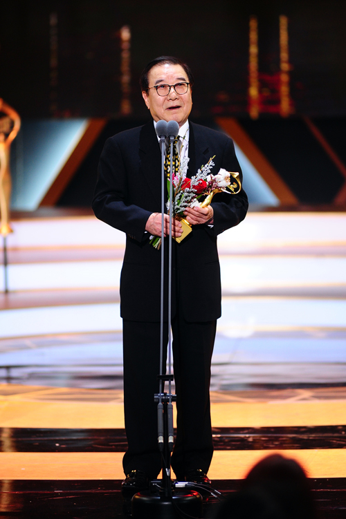 [포토엔]장용 ‘SBS 연기대상 공로상 수상’ - 손에 잡히는 뉴스 눈에 보이는 뉴스 - 뉴스엔