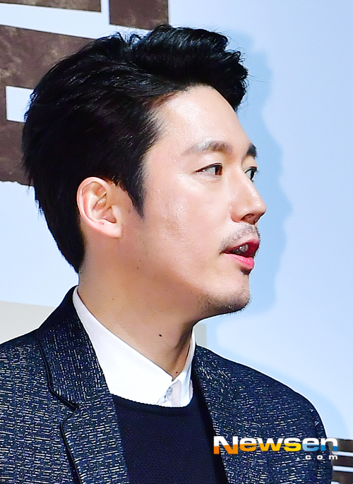 [포토엔화보]‘조각인 줄 알았네’ 장혁 ‘말이 필요없는 비주얼, 매력 뚝뚝’ - 손에 잡히는 뉴스 눈에 보이는 뉴스 - 뉴스엔