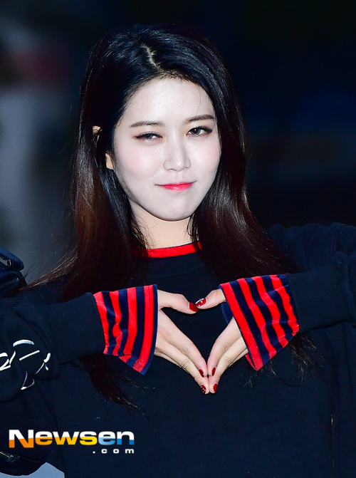 [포토엔]브레이브걸스 하윤 ‘예쁜 하트 팡팡’(뮤직뱅크 출근길 패션) - 손에 잡히는 뉴스 눈에 보이는 뉴스 - 뉴스엔