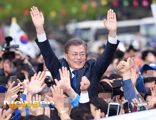 [포토엔]지지자들에게 둘러싸인 문재인 후보 - 손에 잡히는 뉴스 눈에 보이는 뉴스 - 뉴스엔