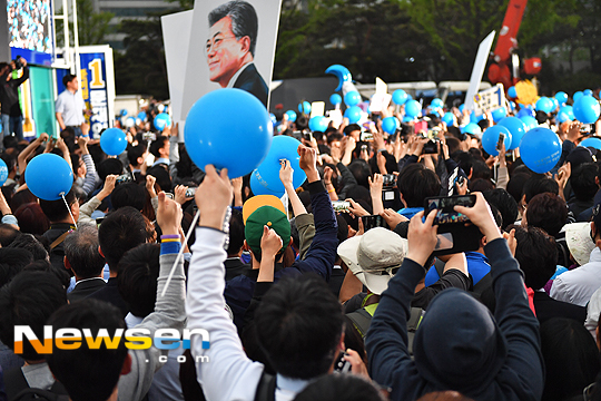 [포토엔]‘문재인 연호하는 지지자들’ - 손에 잡히는 뉴스 눈에 보이는 뉴스 - 뉴스엔