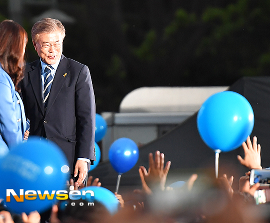 [포토엔]문재인 ‘열광하는 지지자 향해 미소 인사’ - 손에 잡히는 뉴스 눈에 보이는 뉴스 - 뉴스엔