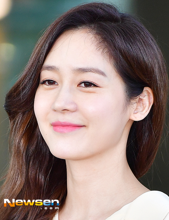 [포토엔HD] 극비 결혼 후 첫 포착 성유리 ‘클로즈업 부르는 미모’(공항패션) - 손에 잡히는 뉴스 눈에 보이는 뉴스 - 뉴스엔
