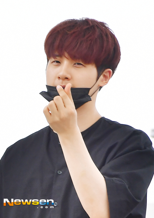 [포토엔HD] B1A4 신우 ‘팬들에게 날리는 작은 손하트’(공항패션) - 손에 잡히는 뉴스 눈에 보이는 뉴스 - 뉴스엔