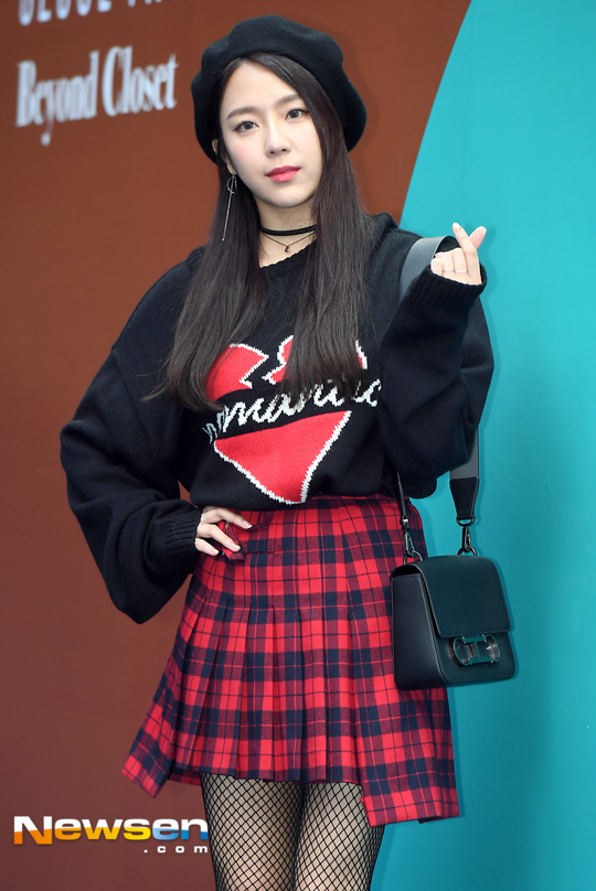 예원 포토엔HD] 예원 '가위로 자른듯한 체크 초미니' - 뉴스엔