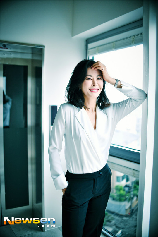 ‘슈츠’ 50대 진희경 “몸매 비결? 하루도 안 빼고 매일 2시간씩 운동”(인터뷰) - 손에 잡히는 뉴스 눈에 보이는 뉴스 - 뉴스엔