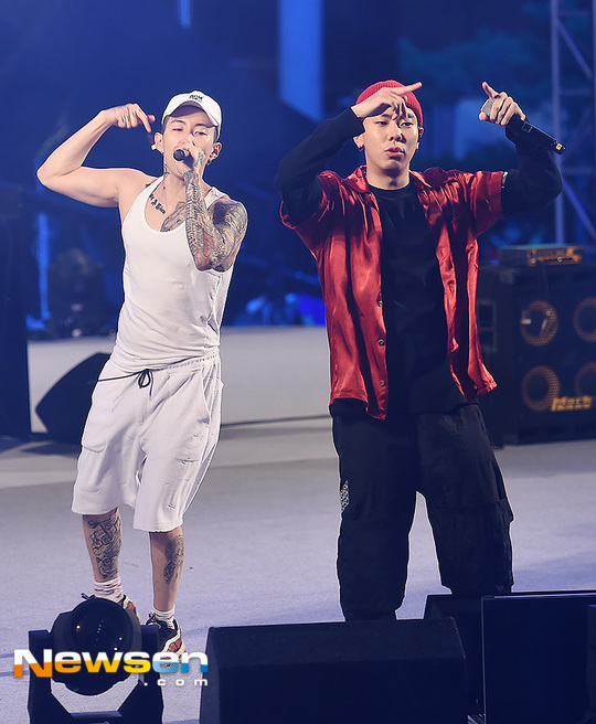 [포토엔HD] 박재범-로꼬 ‘모두 열정으로 뛰어~’ - 손에 잡히는 뉴스 눈에 보이는 뉴스 - 뉴스엔