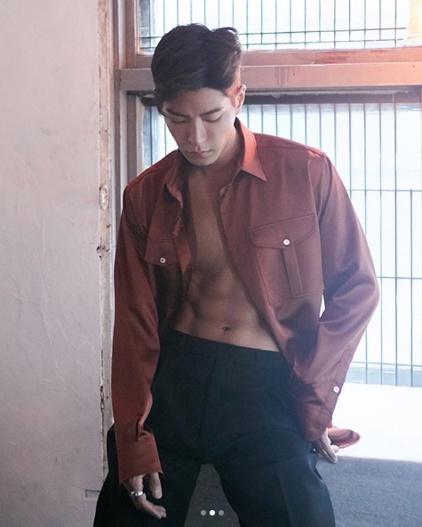 홍종현, 화보 B컷 맞아? 탄탄 식스팩으로 뽐낸 A컷 몸매 - 손에 잡히는 뉴스 눈에 보이는 뉴스 - 뉴스엔