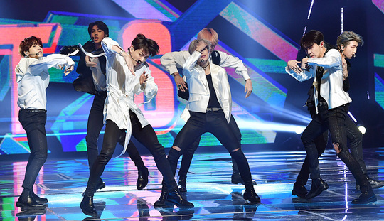 방탄소년단 ‘글로벌 아이돌의 군무’ (KBS 가요대축제) [포토엔HD] - 손에 잡히는 뉴스 눈에 보이는 뉴스 - 뉴스엔