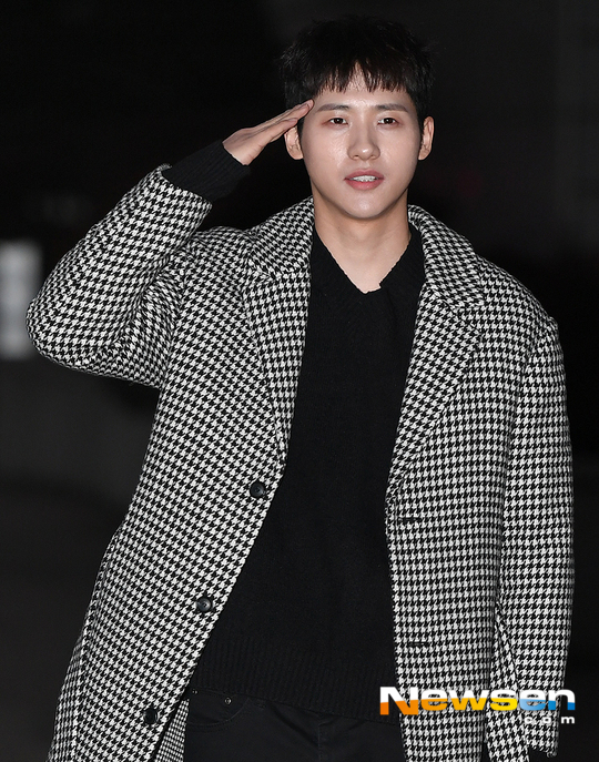 B1A4 신우, 입대 앞두고 칼각 경례 [포토엔HD] - 손에 잡히는 뉴스 눈에 보이는 뉴스 - 뉴스엔