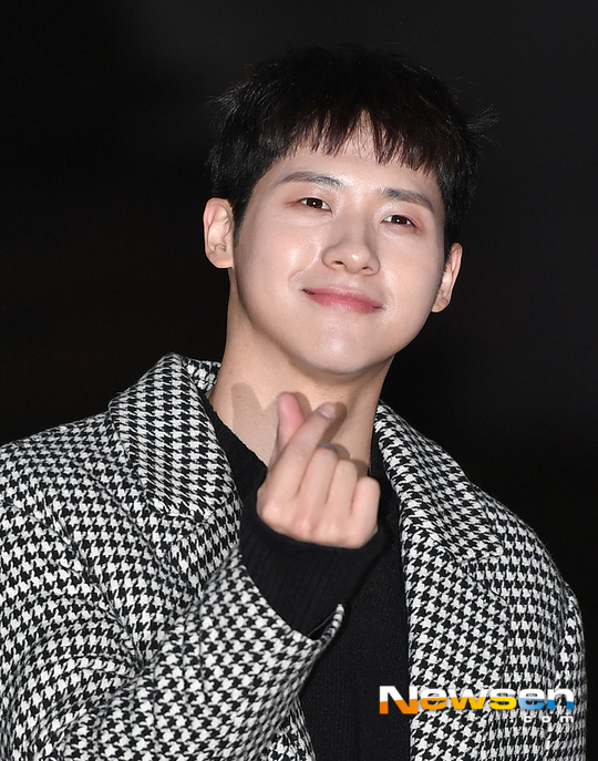 B1A4 신우, 하트에 취한다 [포토엔HD] - 손에 잡히는 뉴스 눈에 보이는 뉴스 - 뉴스엔
