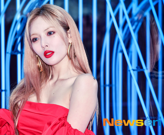 현아 ‘레드 립에 레드 드레스로 도발적 매력’[포토엔HD화보] - 손에 잡히는 뉴스 눈에 보이는 뉴스 - 뉴스엔