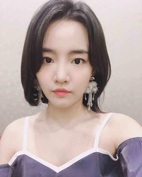 윤하, 오프숄더 입고 찰칵 ‘시간 멈춘 듯한 미모’[SNS★컷] - 손에 잡히는 뉴스 눈에 보이는 뉴스 - 뉴스엔