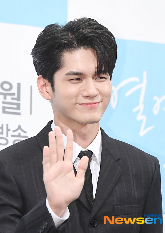옹성우, 옹배우로 돌아온 블랙수트 옹비드 [포토엔HD화보] - 손에 잡히는 뉴스 눈에 보이는 뉴스 - 뉴스엔