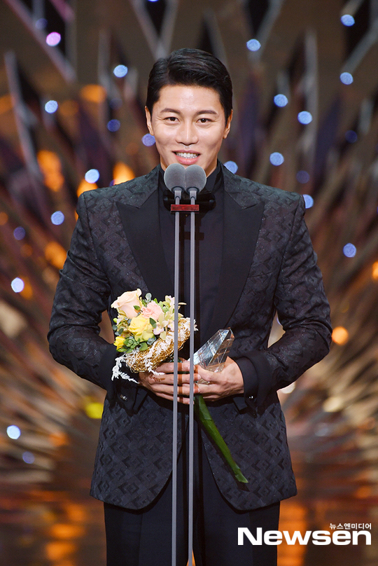 배우 음문석, 2019 SBS 연기대상 신인상 수상[포토엔HD] - 손에 잡히는 뉴스 눈에 보이는 뉴스 - 뉴스엔