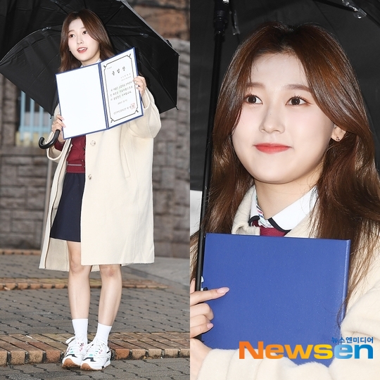 이달의 소녀 최리, 겨울비 내려도 멤버들의 축하 속에 행복한 졸업~ [포토엔HD화보] - 손에 잡히는 뉴스 눈에 보이는 뉴스 - 뉴스엔
