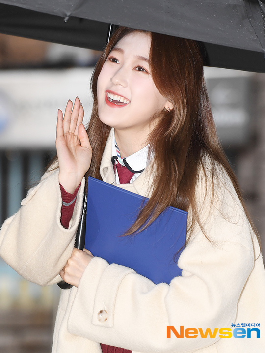 이달의 소녀 최리, 겨울비 내려도 멤버들의 축하 속에 행복한 졸업~ [포토엔HD화보] - 손에 잡히는 뉴스 눈에 보이는 뉴스 - 뉴스엔