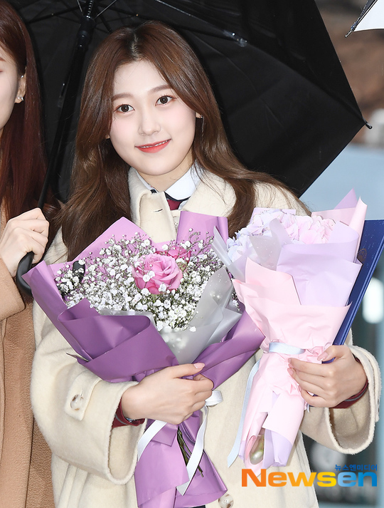 이달의 소녀 최리, 겨울비 내려도 멤버들의 축하 속에 행복한 졸업~ [포토엔HD화보] - 손에 잡히는 뉴스 눈에 보이는 뉴스 - 뉴스엔