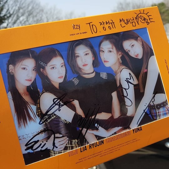 장성규, ITZY 사인 CD 인증샷 “역시 있지는 달라 달라”[SNS★컷] - 손에 잡히는 뉴스 눈에 보이는 뉴스 - 뉴스엔