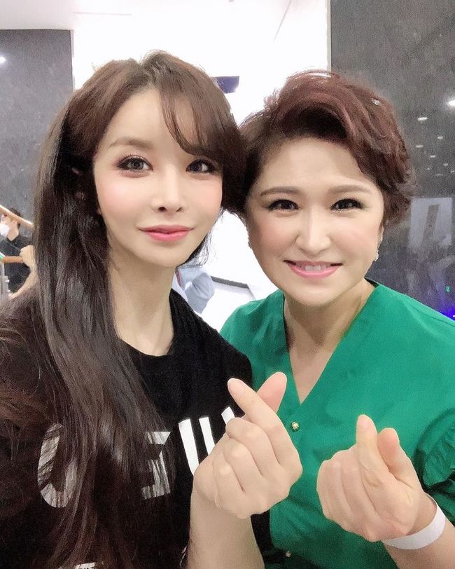 하리수x김용임, 세월도 비켜가는 미모 ‘훈훈함 더블’ [SNS★컷] - 손에 잡히는 뉴스 눈에 보이는 뉴스 - 뉴스엔